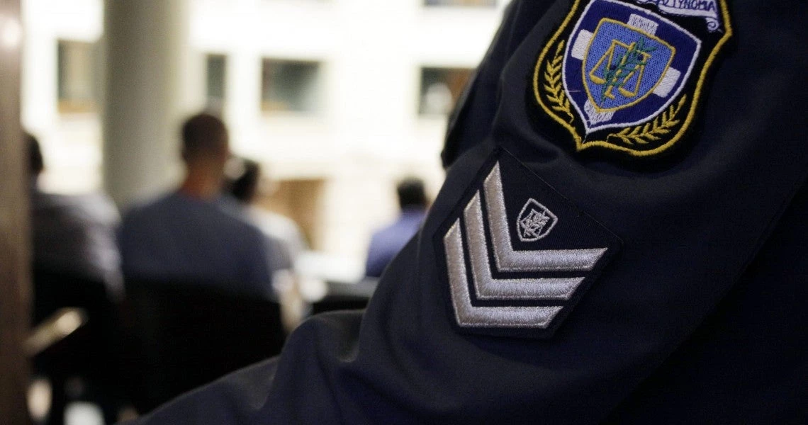 Μυτιλήνη: Αστυνομικός έκανε «χρυσές» δουλειές με πλαστά έγγραφα μεταναστών